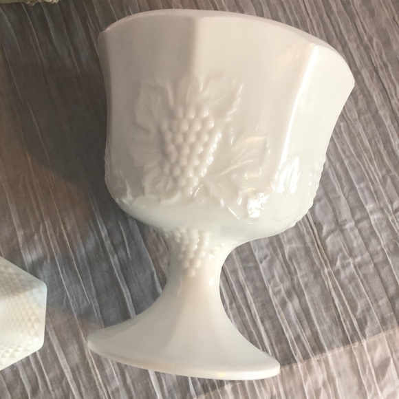 Vintage white milk glass lot of 2 bud vase & LG planter challis grape pattern - Picture 7 of 10